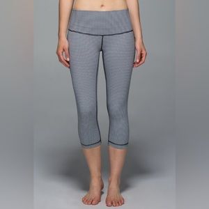Lululemon Wunder Under Crop. LR. Gingham Navy White. Size 4.